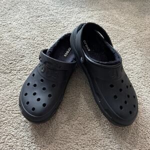 Crocs Classic Style in Black Sherpa Lined Slip On Shoes Closed Toe Men's Size 11